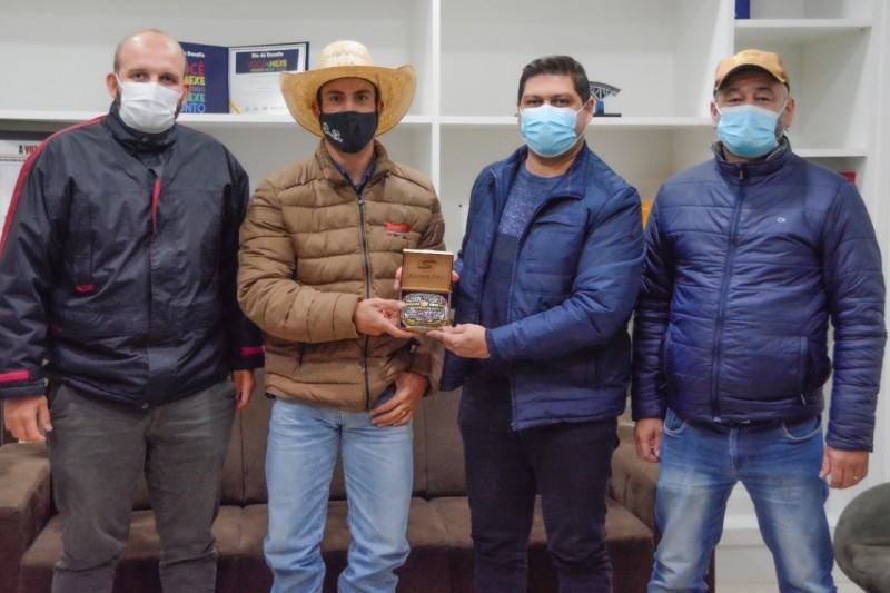 Prefeito recebe chateaubriandense campeão de rodeio
